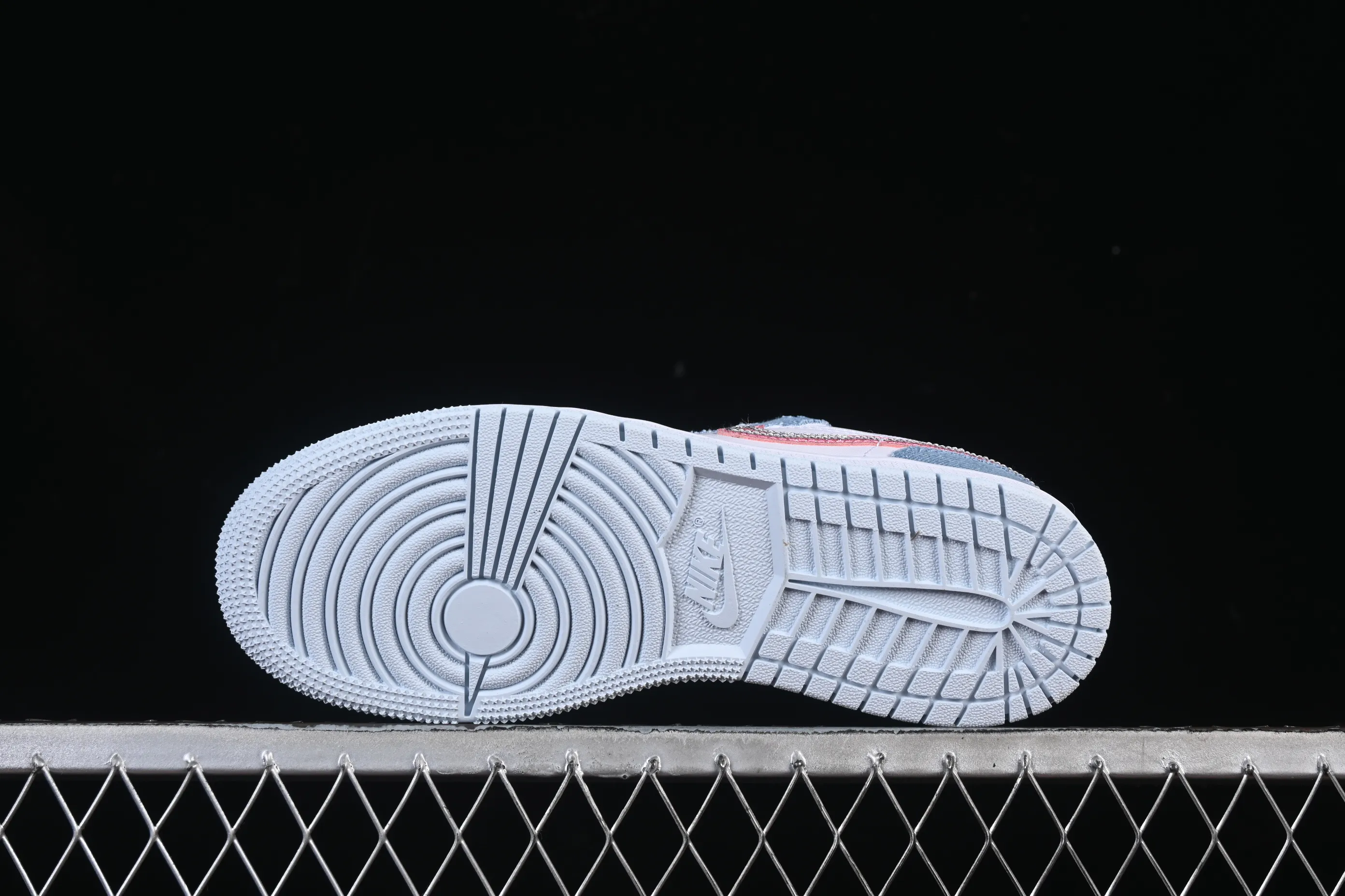 All categories Air Jordan Jordan series basketball shoes Air Jordan 1 Low Air Jordan 1 Low AJ1 Joe 1 white and blue denim pink diamond hook low-top casual sneakers HQ2001-400